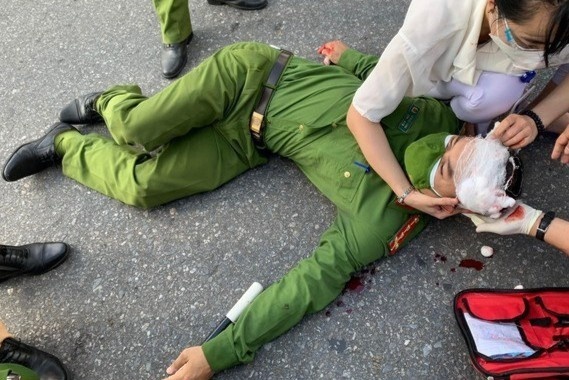 Loi khai cua nguoi tong canh sat tai chot kiem dich Covid-19 hinh anh