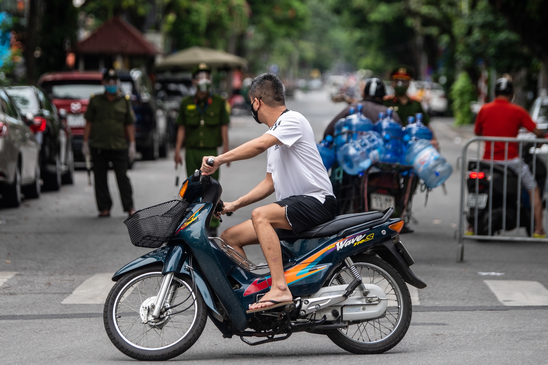 Kiem soat nguoi pho co anh 7