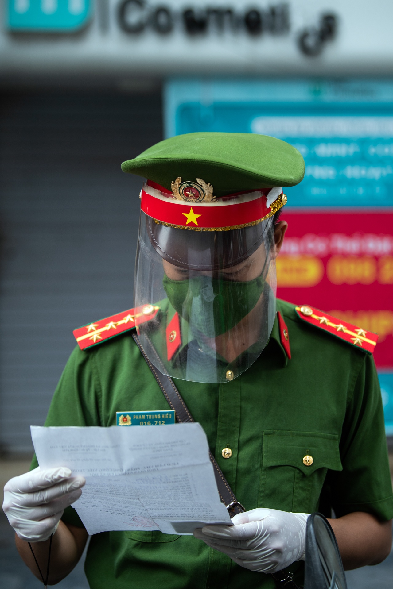 Kiem soat nguoi pho co anh 2