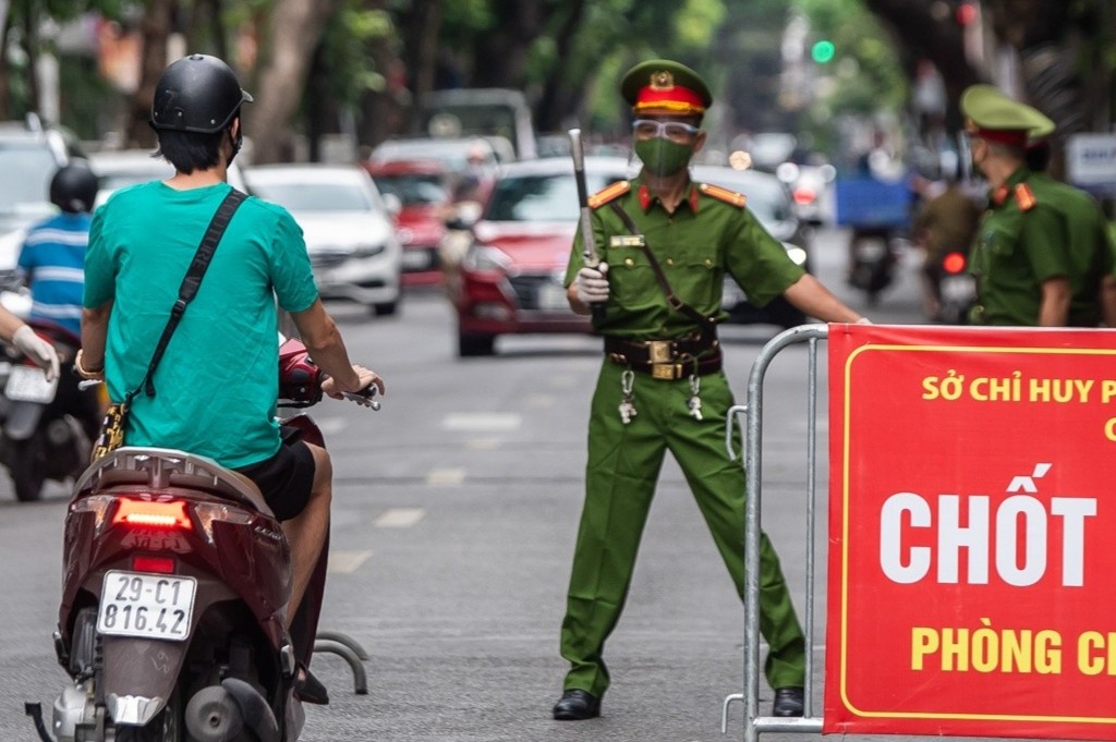 To tuan tra co dong chan nhieu nguoi ra duong khong dung quy dinh hinh anh