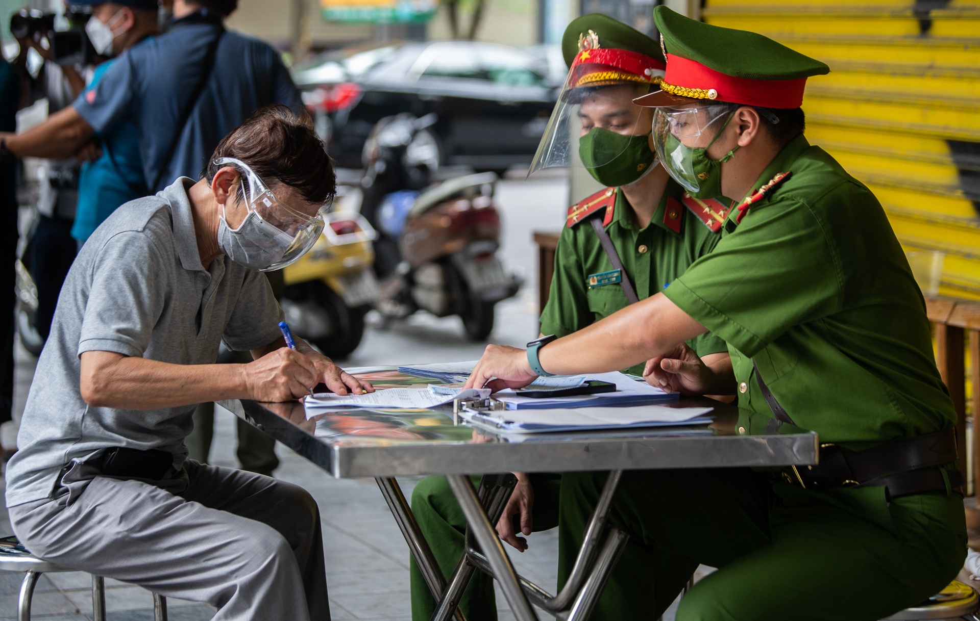 Kiem soat nguoi pho co anh 8