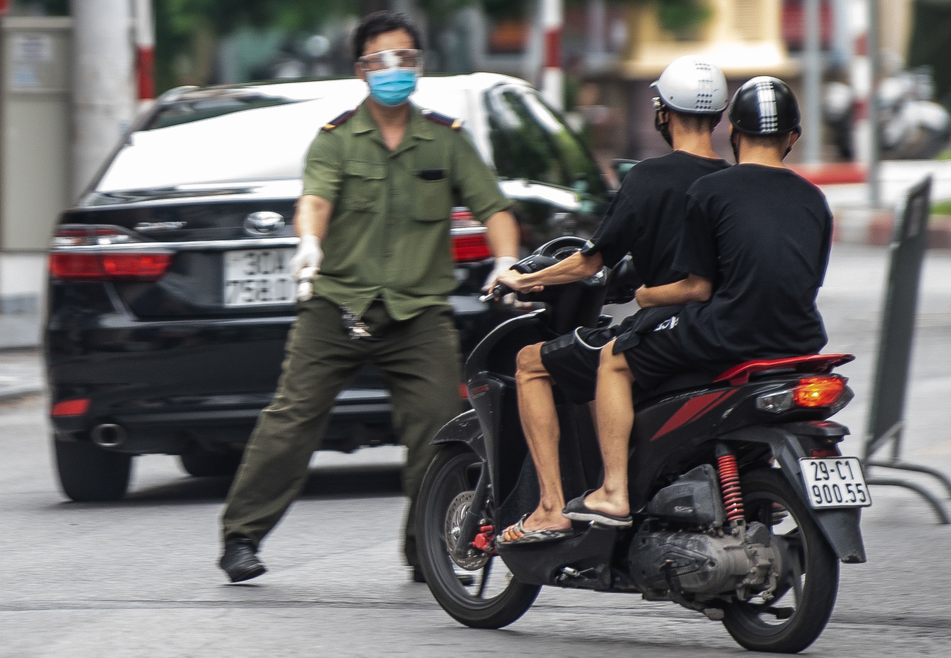 Kiem soat nguoi pho co anh 10