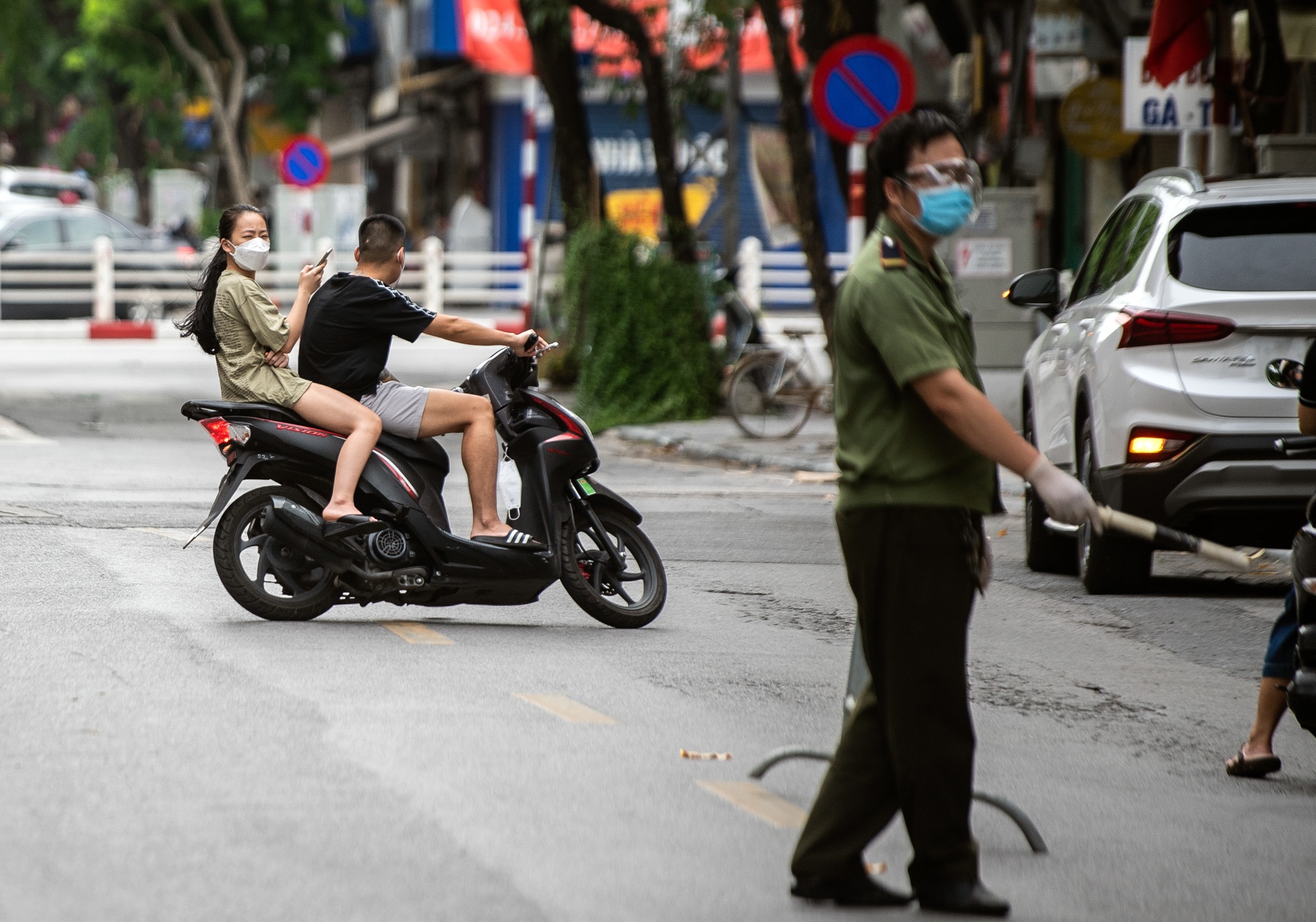 Kiem soat nguoi pho co anh 6