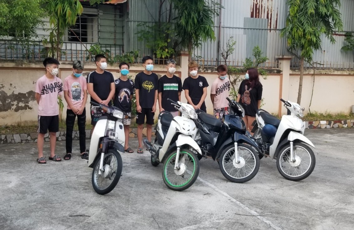 Tu tap dua xe thong chot Covid19 anh 1