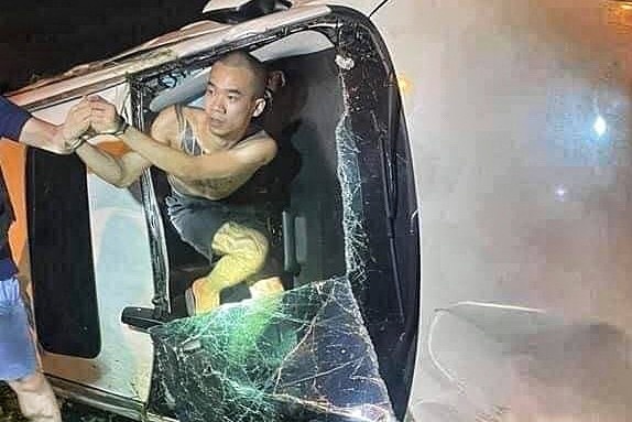 Nguoi dan truy duoi tai xe thong chot kiem dich hinh anh