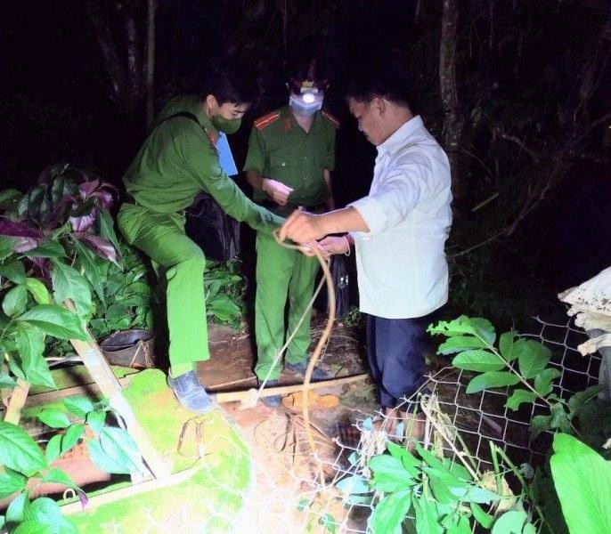 Đổ thuốc sâu xuống giếng nhà vợ cũ ảnh 1 Do thuoc sau xuong gieng nha vo cu anh 1
