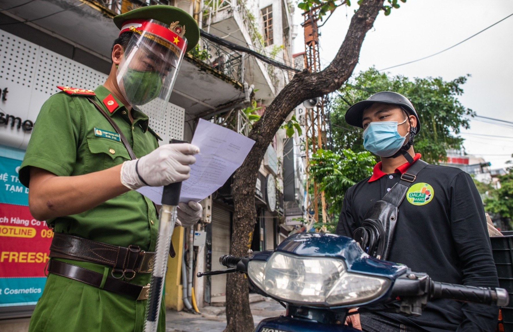 Shipper o Ha Noi duoc hoat dong tu 9h den 20h hang ngay hinh anh