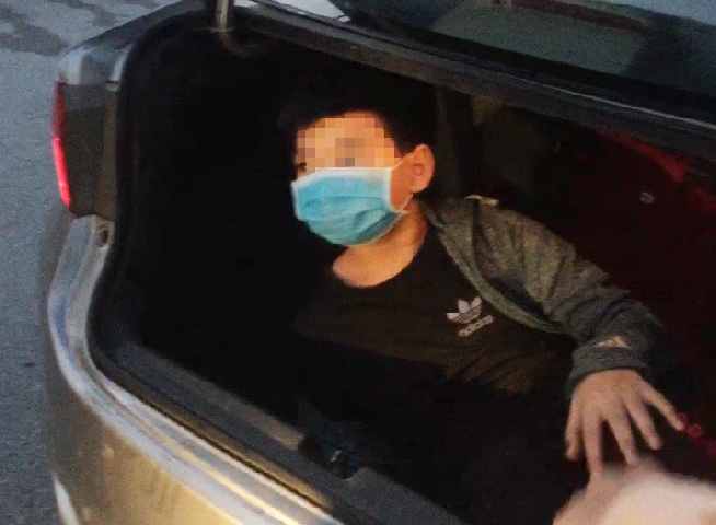 Giau tre em trong cop oto de qua chot kiem soat dich hinh anh