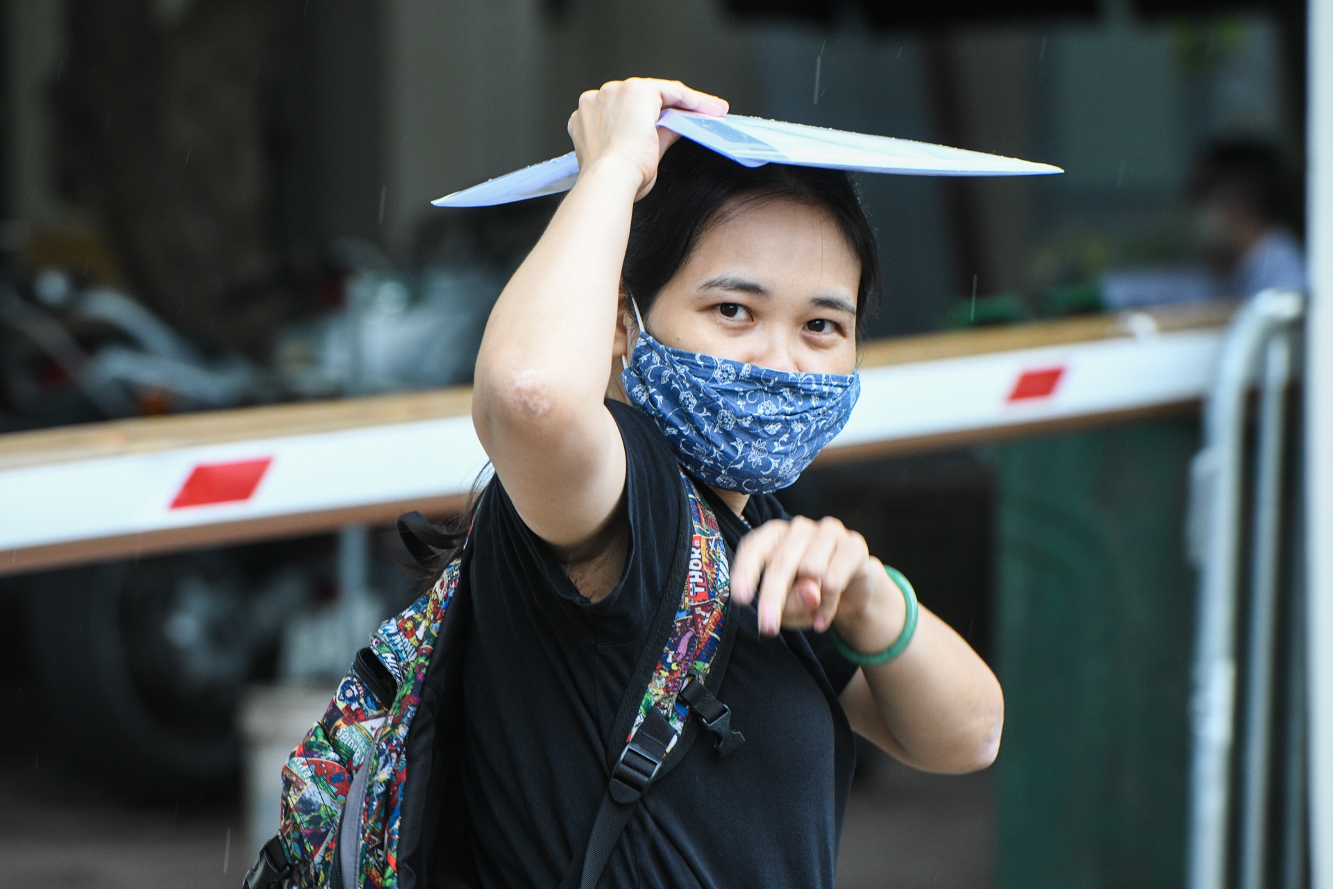 Nguoi Ha Noi doi mua xin cap giay di duong moi hinh anh