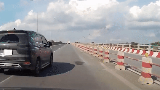 Xe tai lat tren cau Thanh Tri sau cu tong cua oto con hinh anh