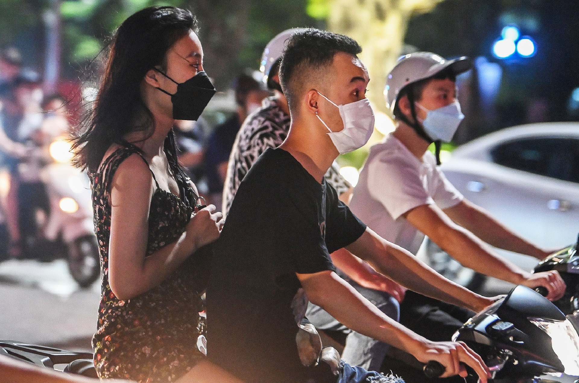 Nguoi di xe may khong doi mu bao hiem co the bi phat toi 600.000 dong hinh anh