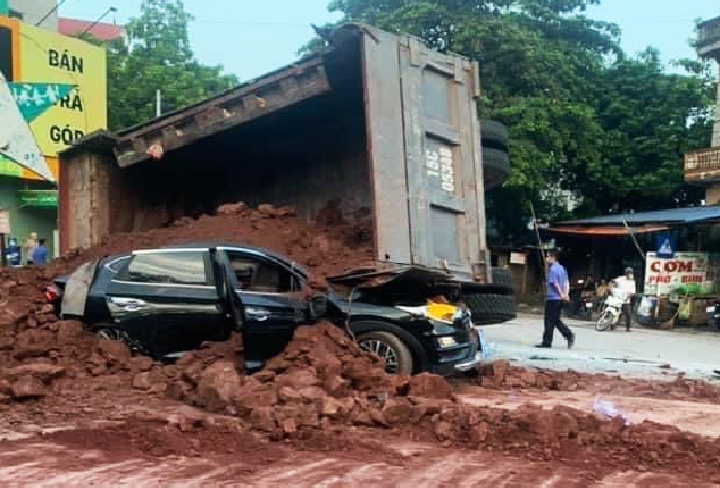 Oto tai cho dat de trung xe Hyundai, mot nguoi chet hinh anh