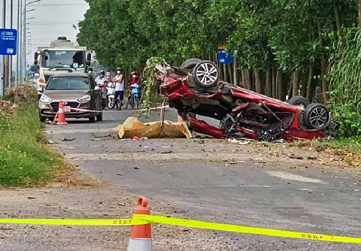 Lật xe 2 người chết ảnh 1 Lat xe 2 nguoi chet anh 1