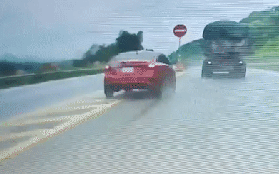 Oto lat ngua khi tong dai phan cach tren cao toc hinh anh