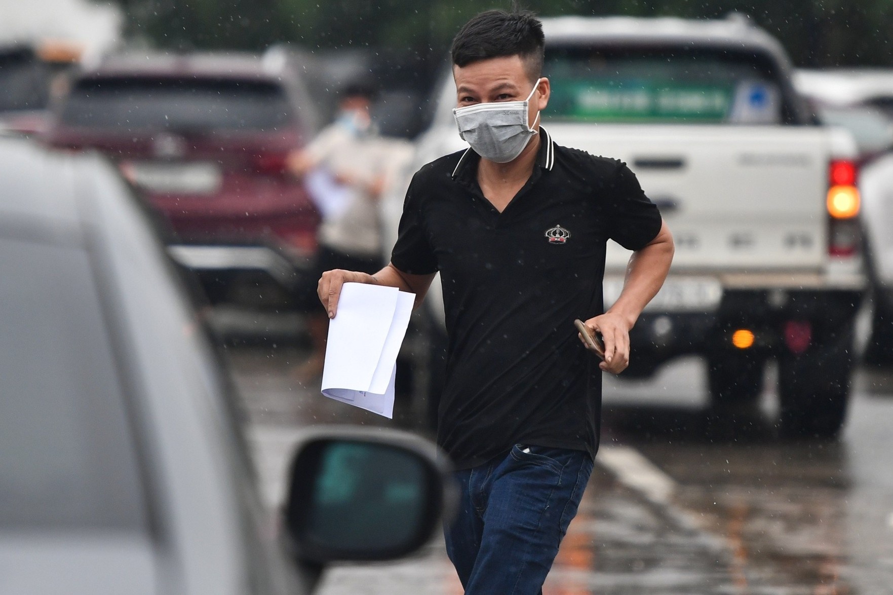 Xep hang cho khai bao khi qua chot cua ngo Ha Noi hinh anh