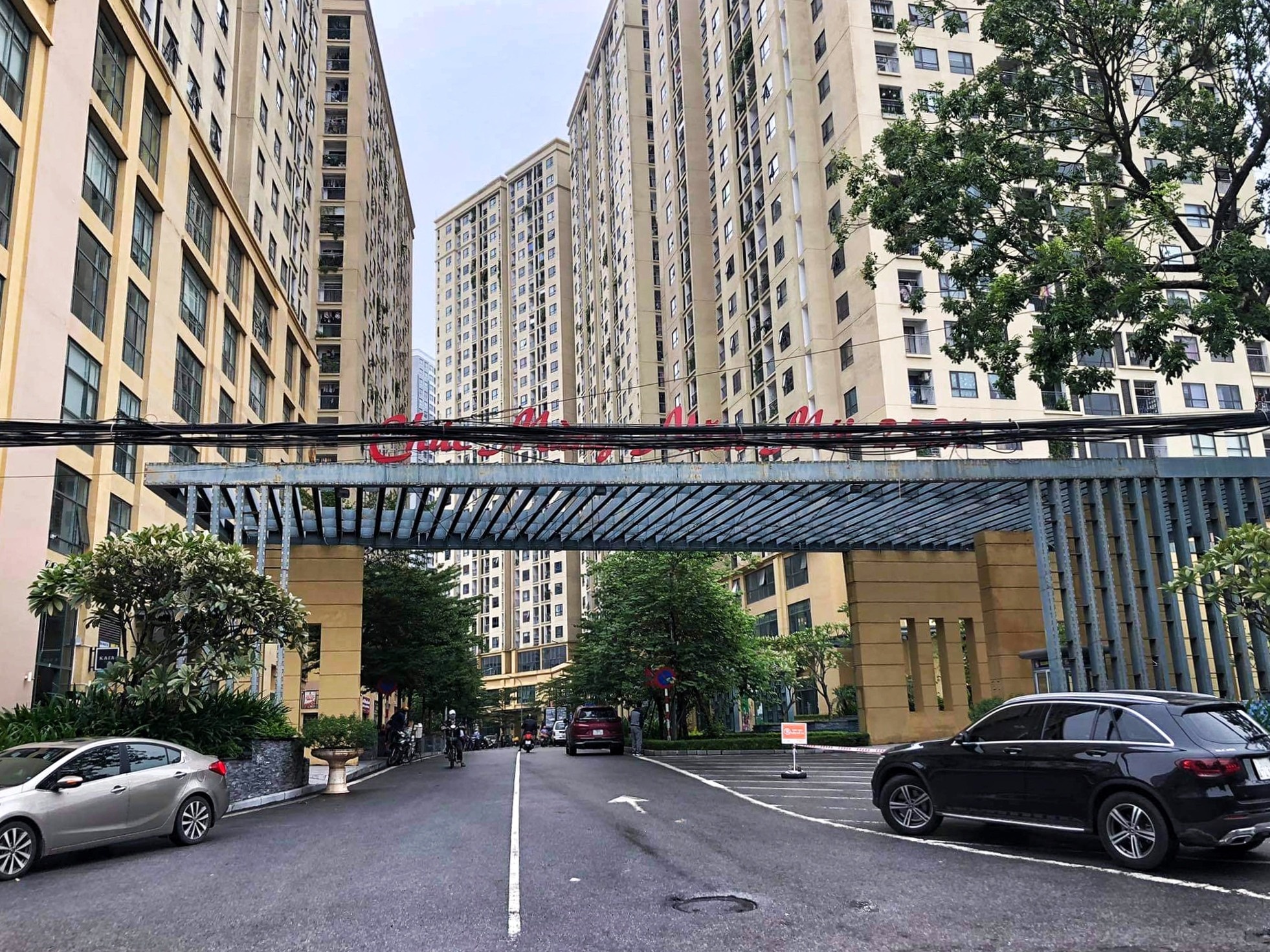 Tam phong toa mot toa chung cu hon 1.000 dan o Ha Noi hinh anh