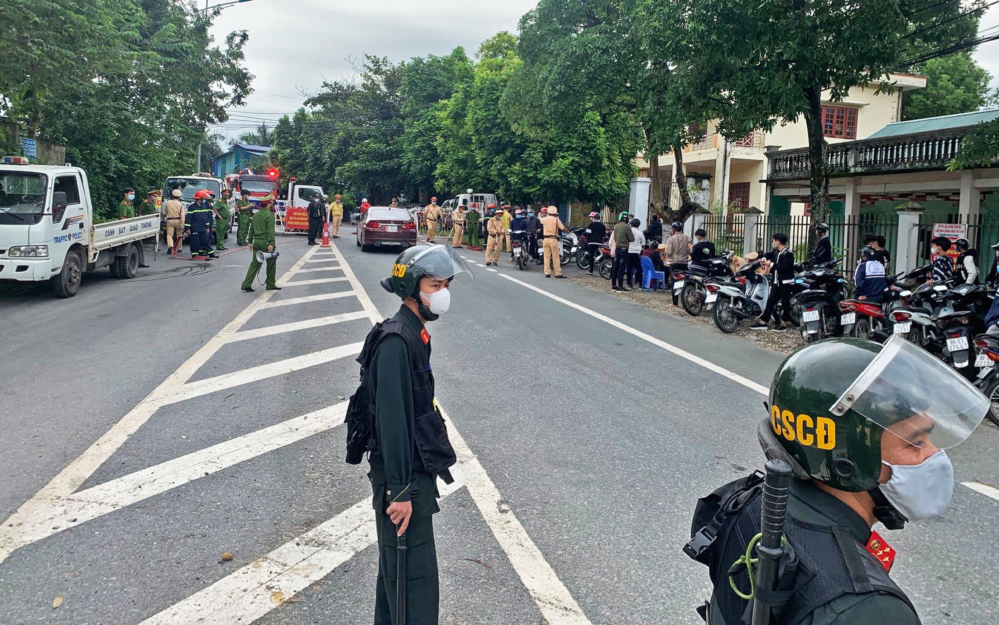 Canh sat chan duong, vay bat ca tram nguoi tu tap, dua xe hinh anh