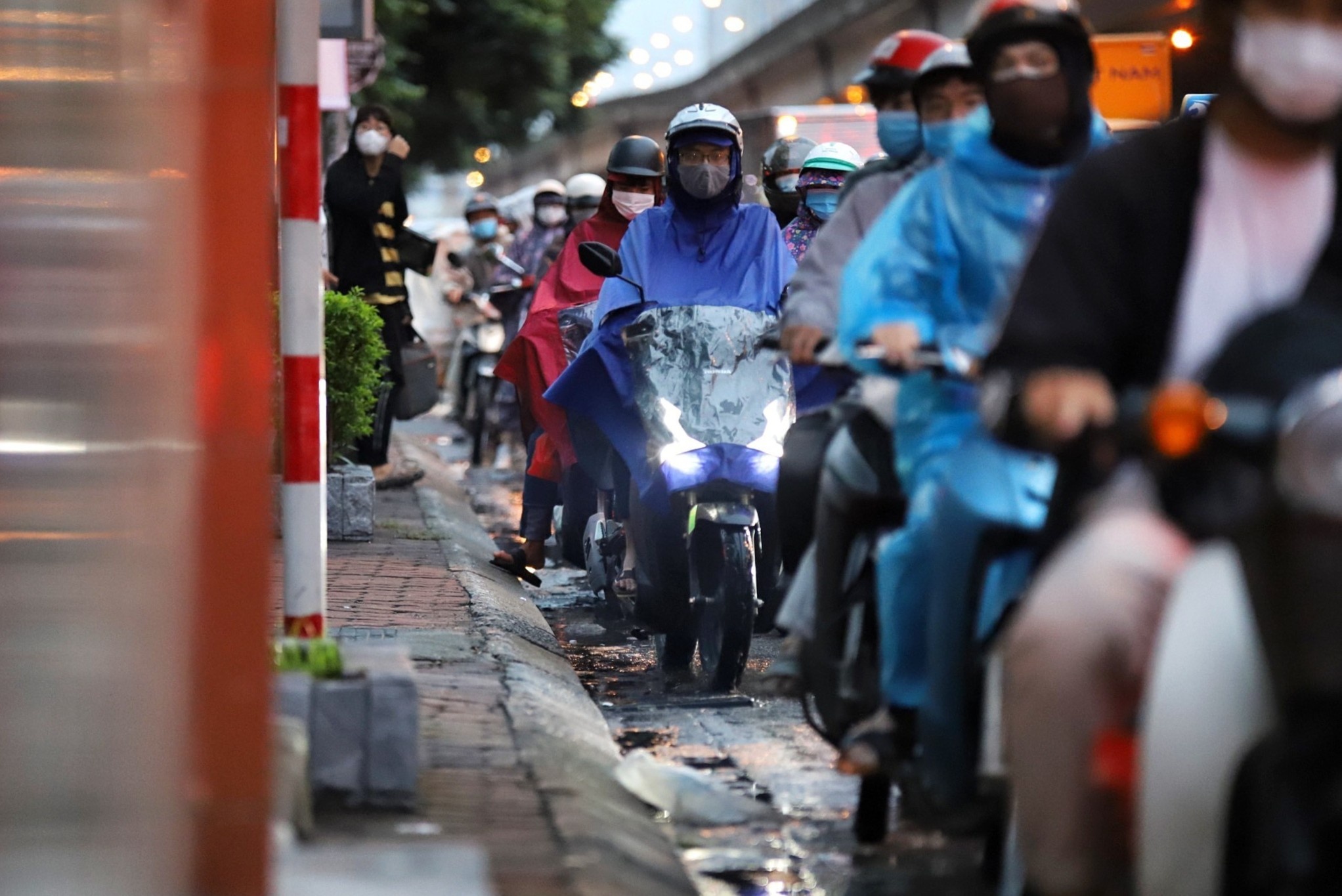 Xe co ket cung trong chieu mua lanh o Ha Noi hinh anh