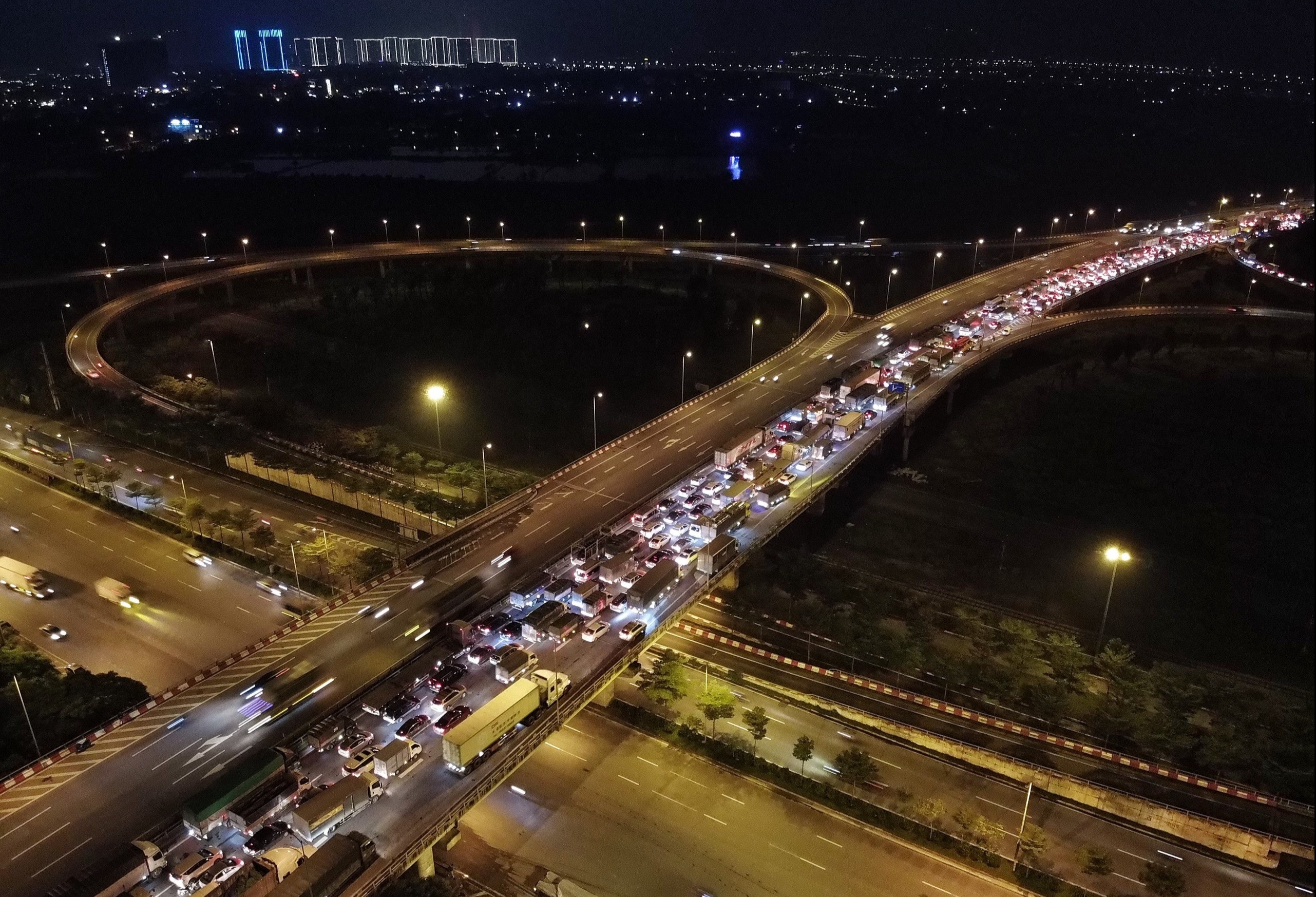 Mot oto gap su co, duong Vanh dai 3 un tac gan 8 km hinh anh