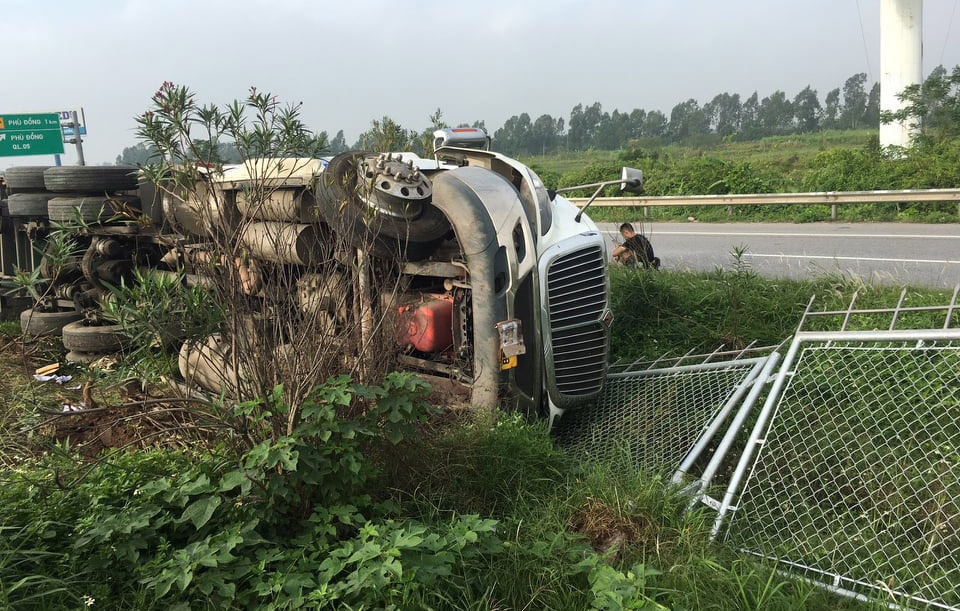 Lat xe container, cao toc Ha Noi - Bac Giang un tac tu sang den trua hinh anh
