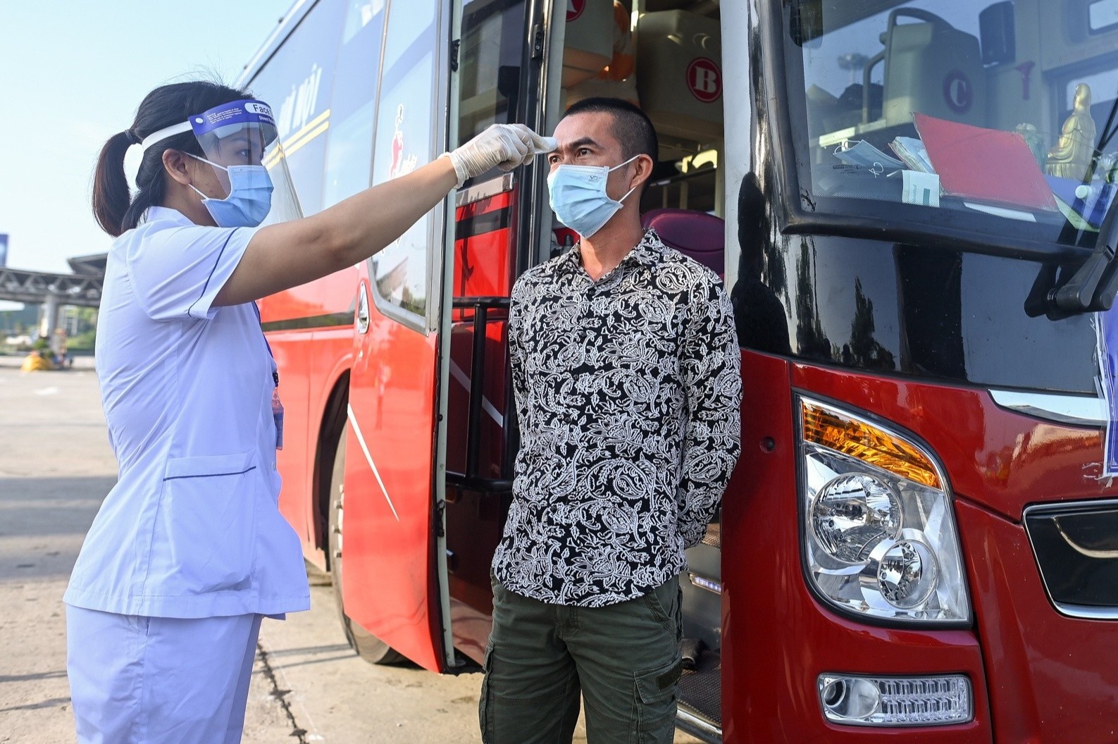 Xe khach Ha Noi hoat dong binh thuong doi voi vung xanh, vang hinh anh