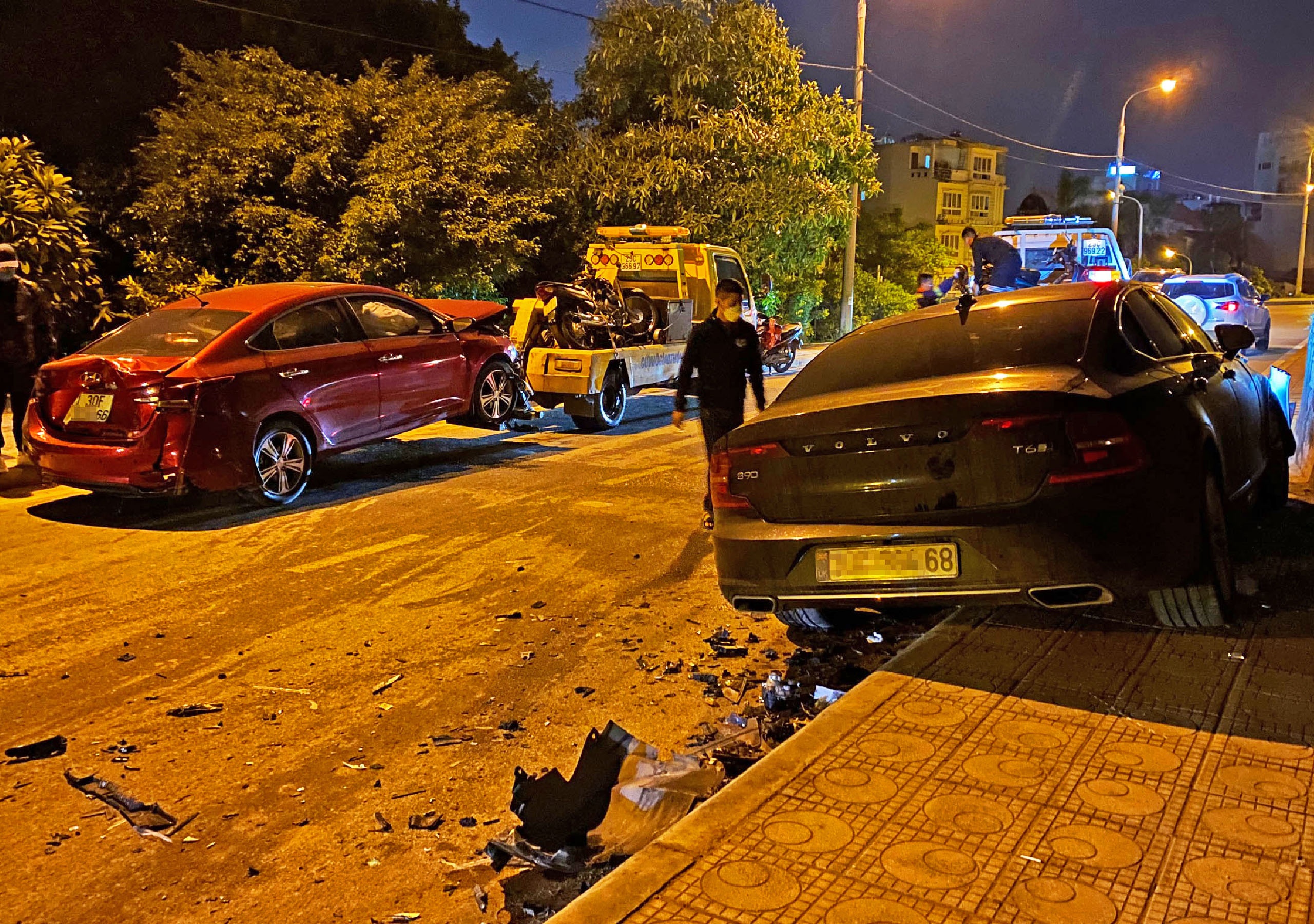 Hien truong vu 5 xe va cham lien hoan trong dem o Ha Noi hinh anh