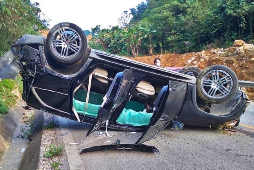 Mercedes GLS 450 4MATIC lat ngua trong vu tai nan lien hoan hinh anh