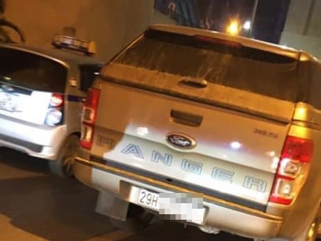 Tai xe oto ban tai lai xe bo chay sau tai nan hinh anh