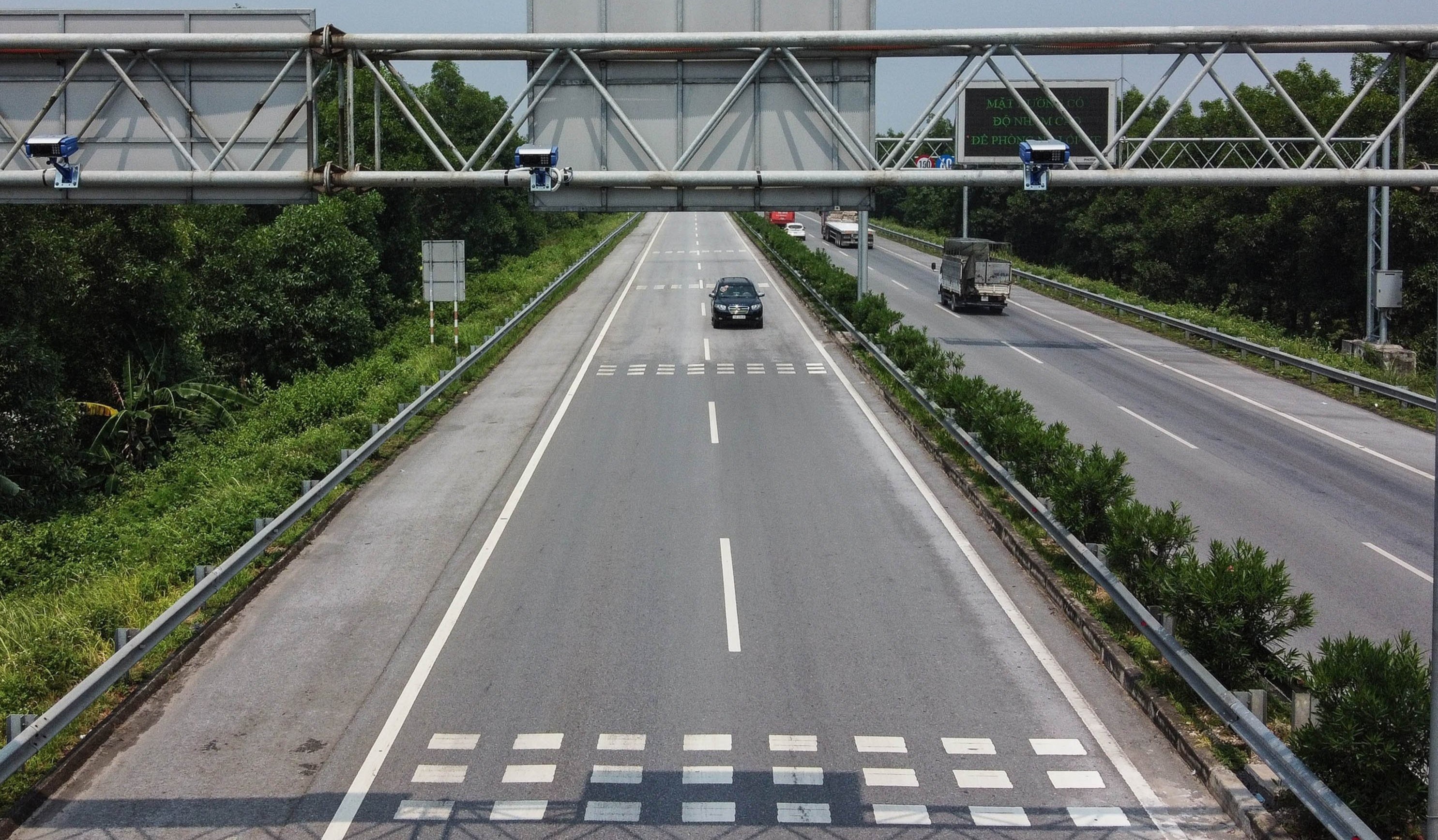 Lap camera nhan dang bien so tren 200 km quoc lo 1 hinh anh