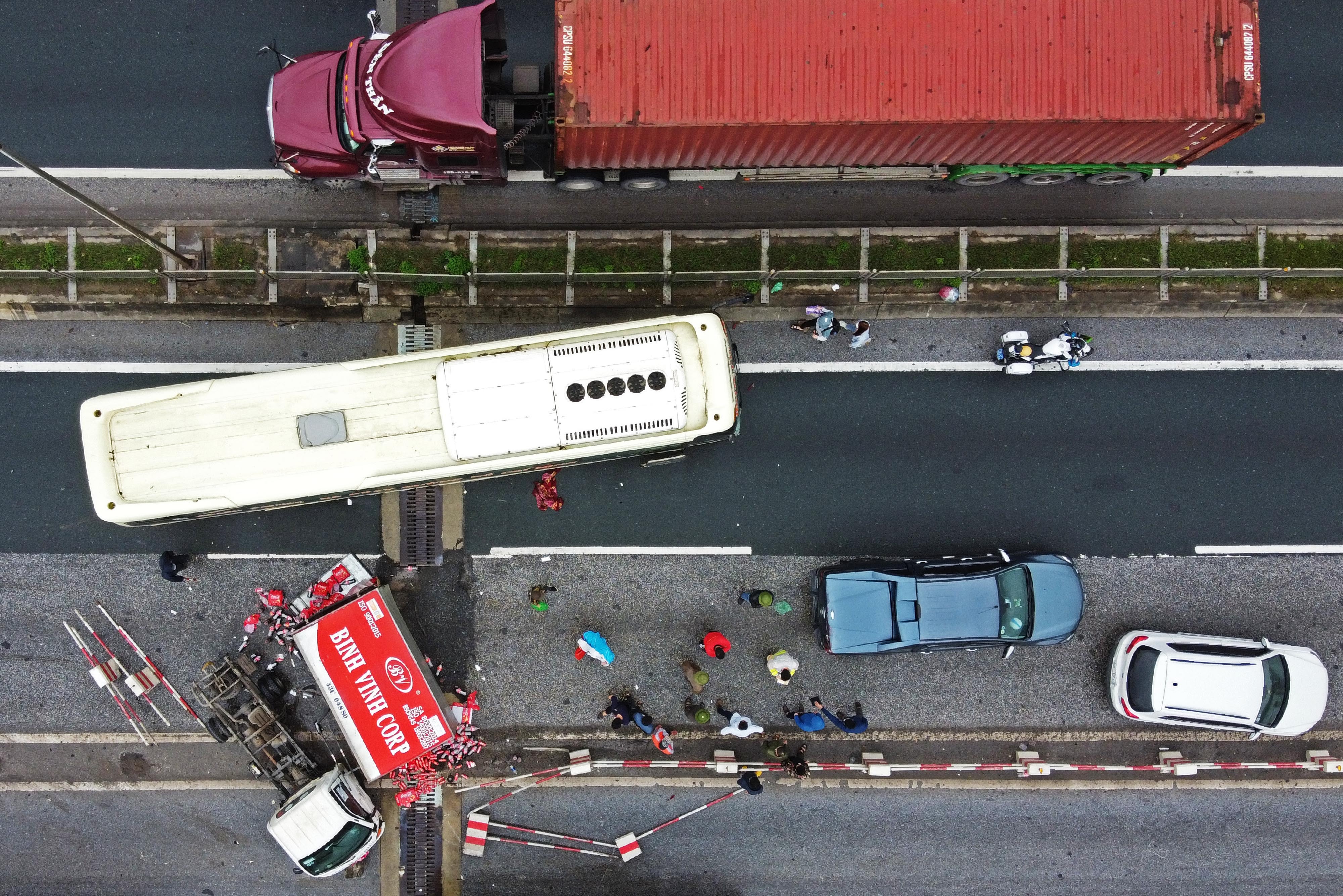 4 oto tong lien hoan, duong Vanh dai 3 tren cao te liet gan 15 km hinh anh