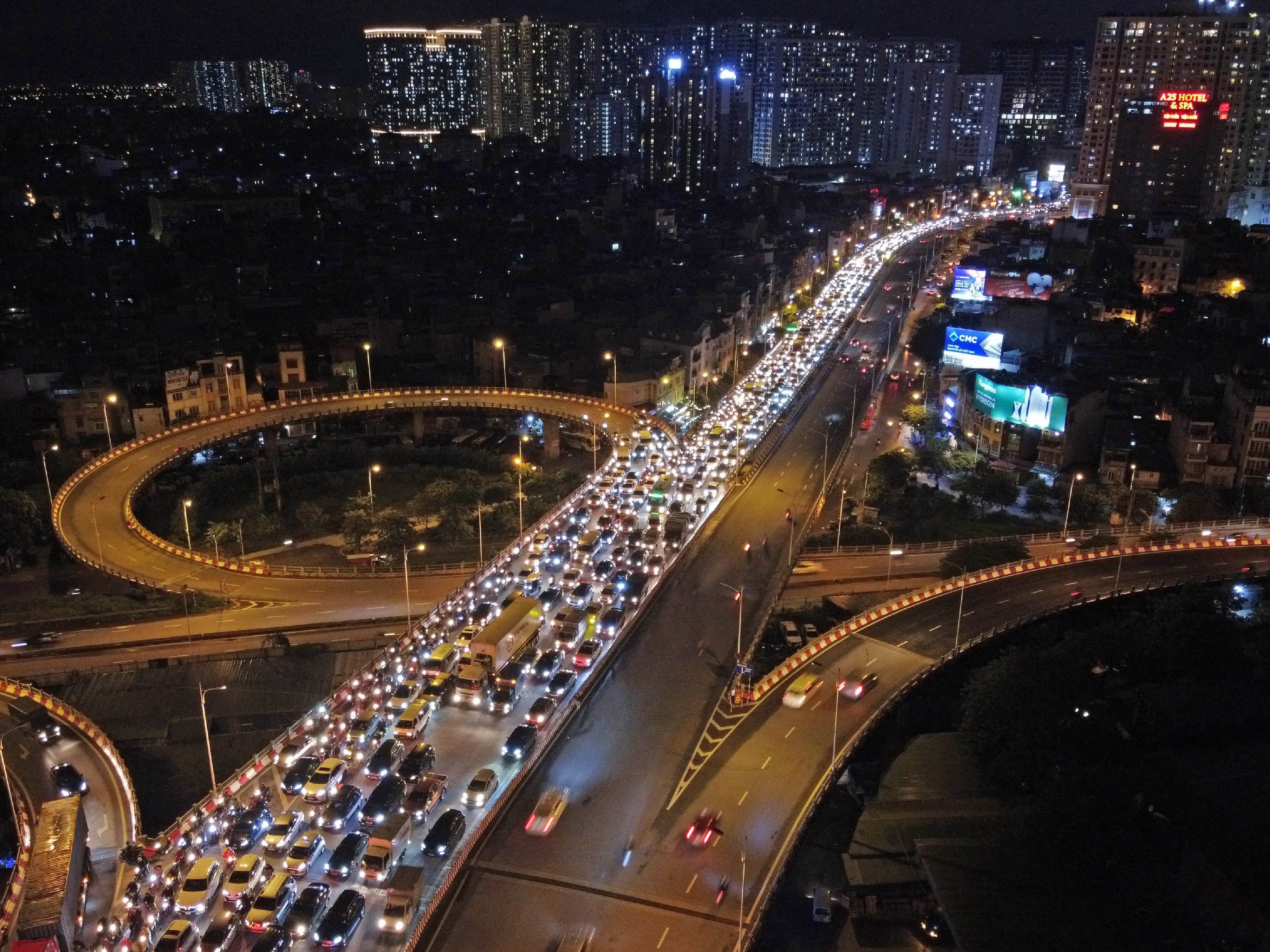 Hai cay cau huyet mach o Ha Noi tac dai trong chieu mua lanh hinh anh