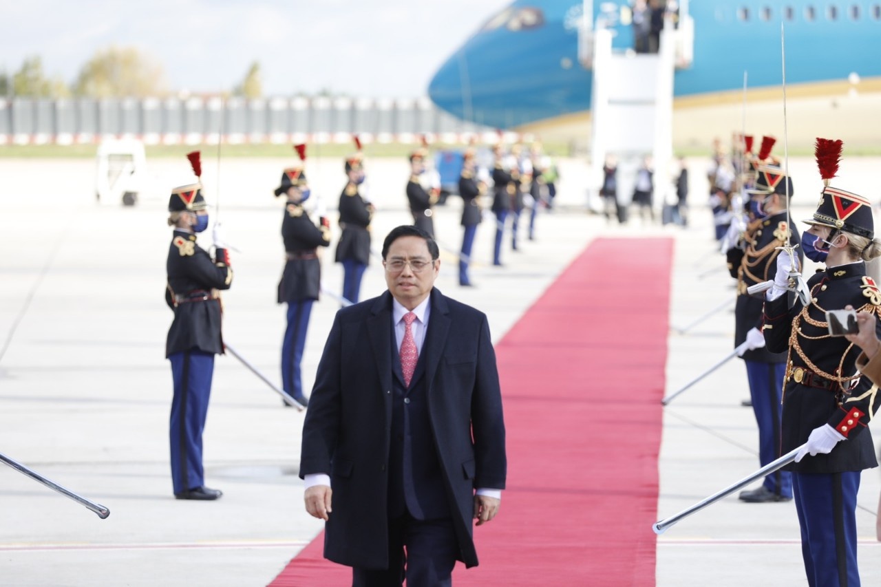 Chuyen co cho Thu tuong Pham Minh Chinh toi Phap hinh anh