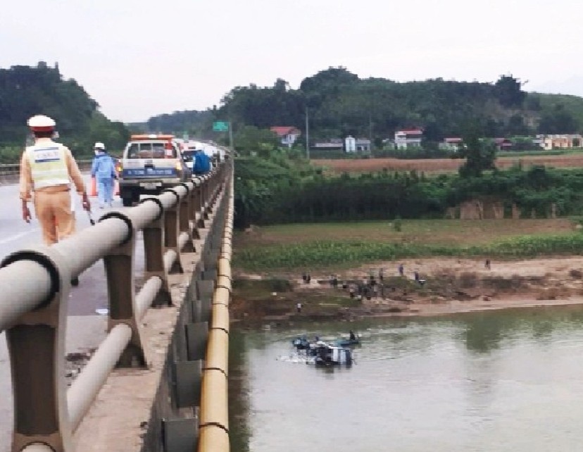 Oto roi xuong song sau khi tong gay ho lan cau hinh anh