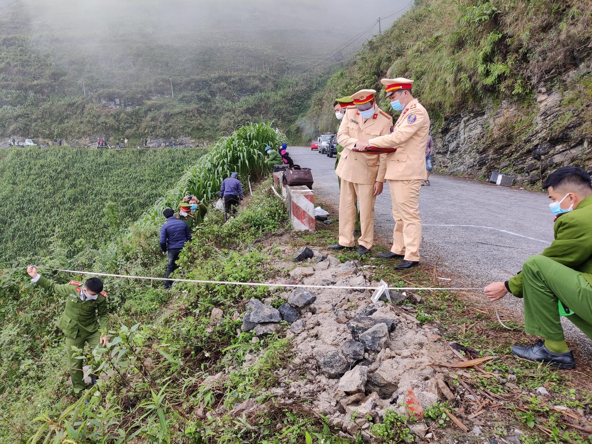 Oto lao xuong vuc o deo Ma Pi Leng, 3 nguoi chet hinh anh