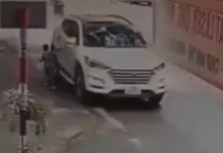 Me lai oto tong con trai 4 tuoi tu vong hinh anh