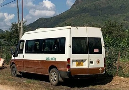 học sinh văng khỏi xe đưa đón ảnh 1 hoc sinh vang khoi xe dua don anh 1