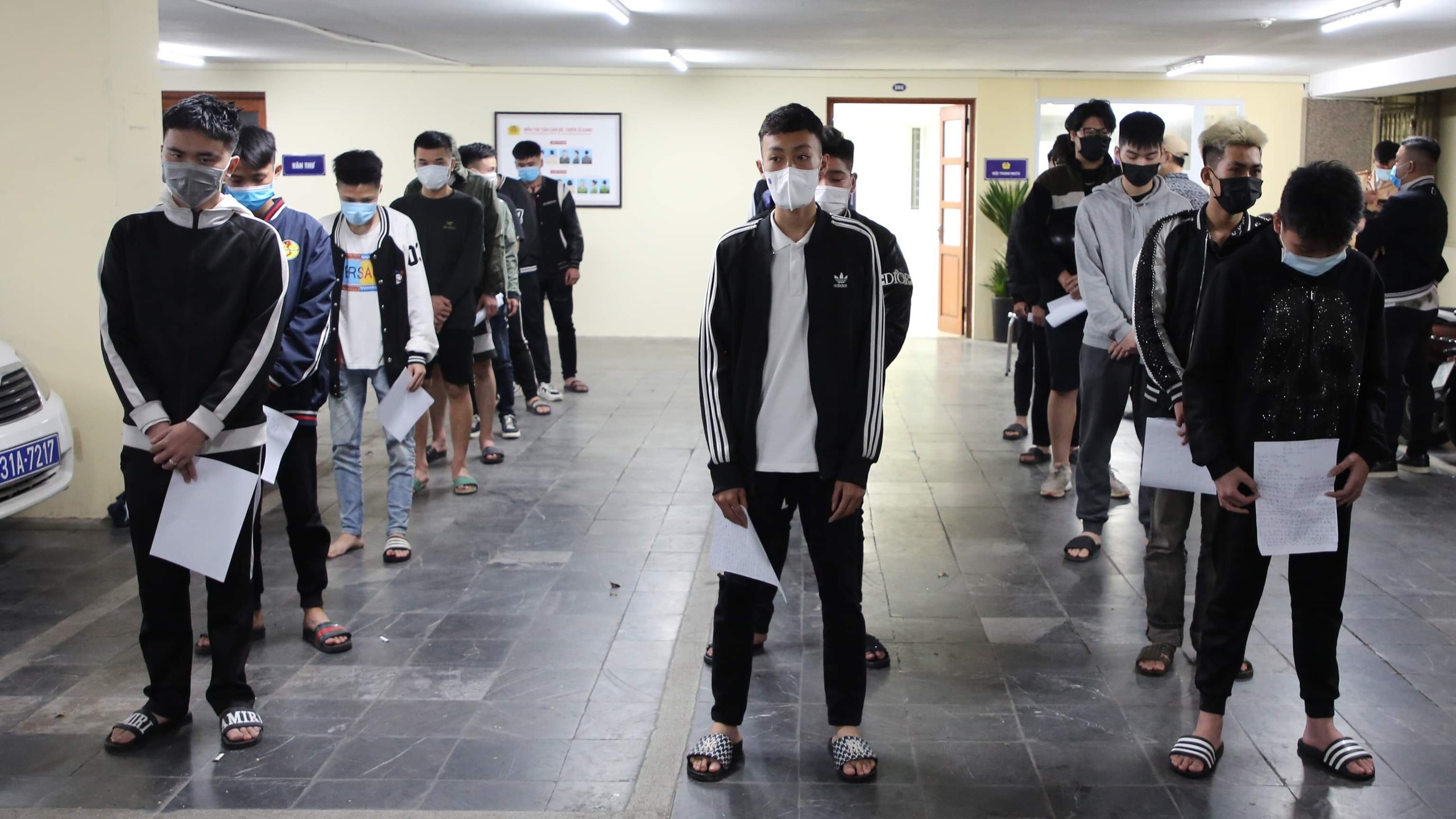 nhom quai xe gay nao loan duong pho Ha Noi anh 1