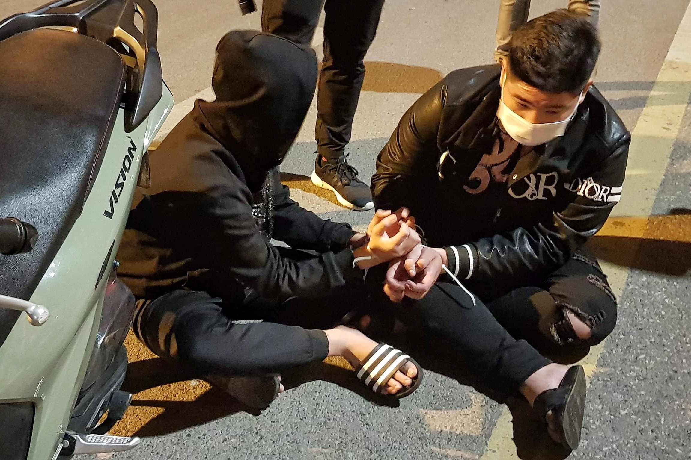 Vi sao 6 quai xe o Ha Noi khong bi xu ly hinh su toi dua xe trai phep? hinh anh