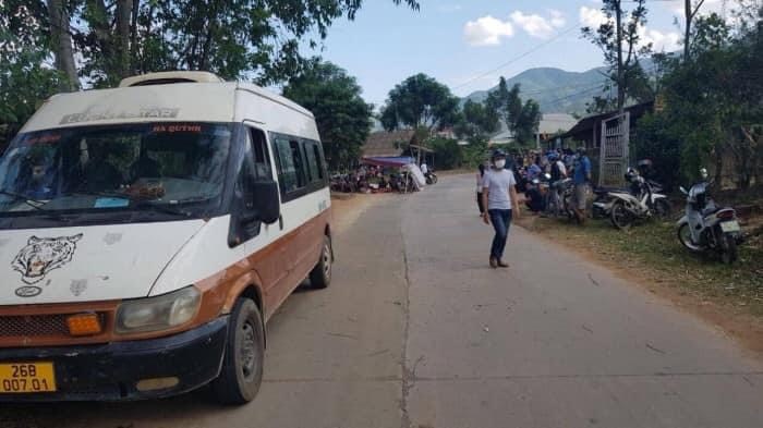 Khoi to vu oto bung chot cua khien 2 hoc sinh vang ra ngoai hinh anh