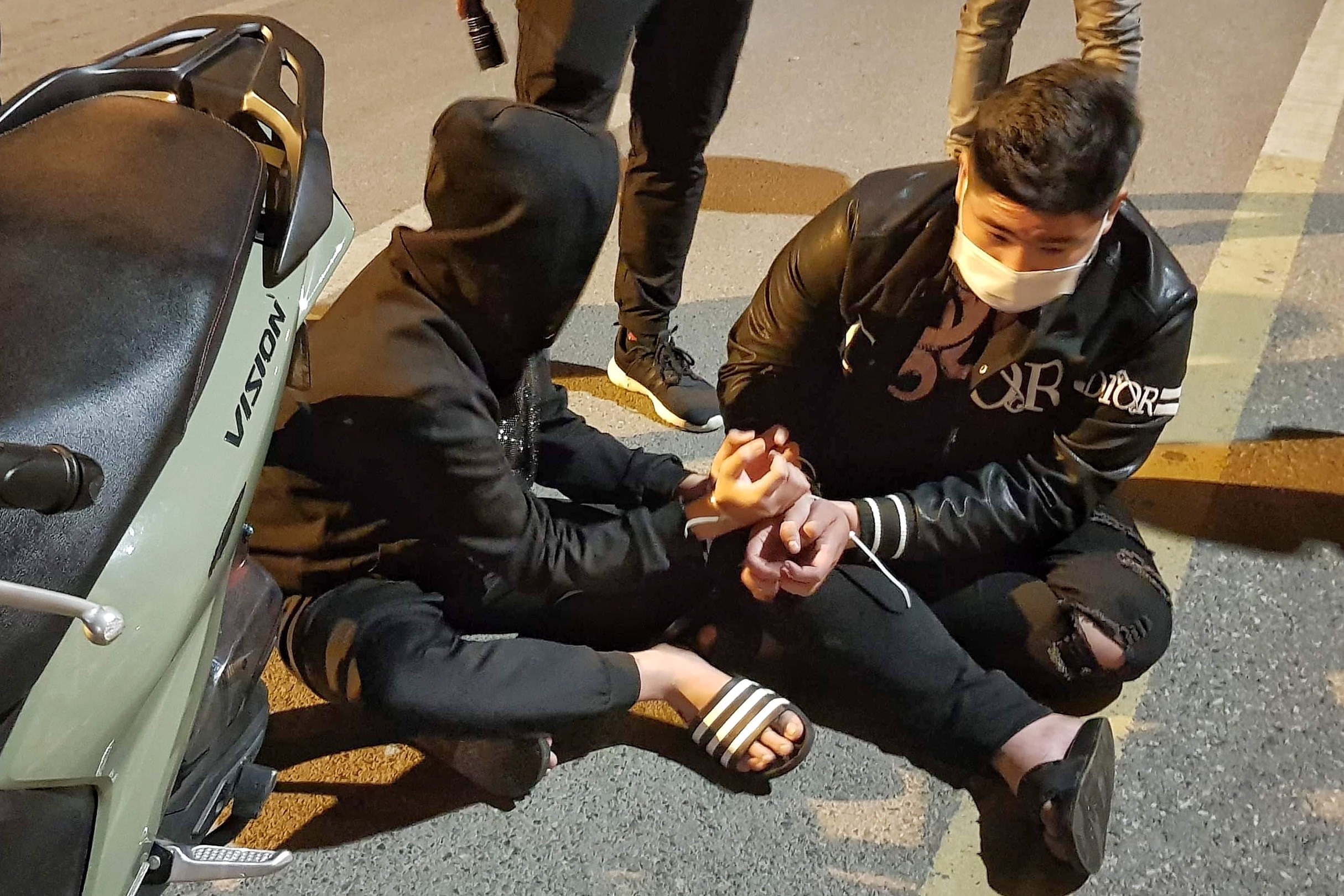 Nhom thanh nien gay nao loan duong pho Ha Noi hinh anh