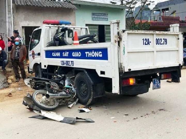 Lam ro vu nam sinh va cham xe CSGT hinh anh