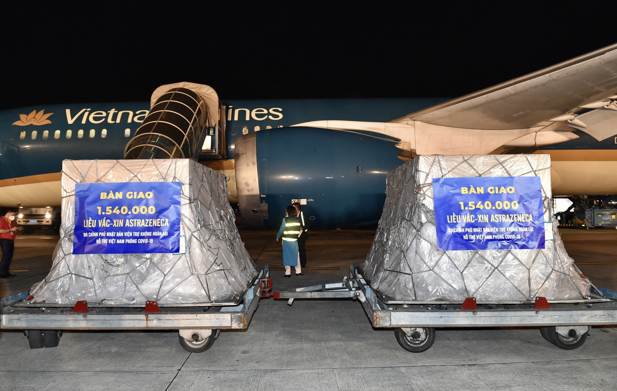 Hon 1,5 trieu lieu vaccine do Nhat Ban vien tro ve den san bay Noi Bai hinh anh