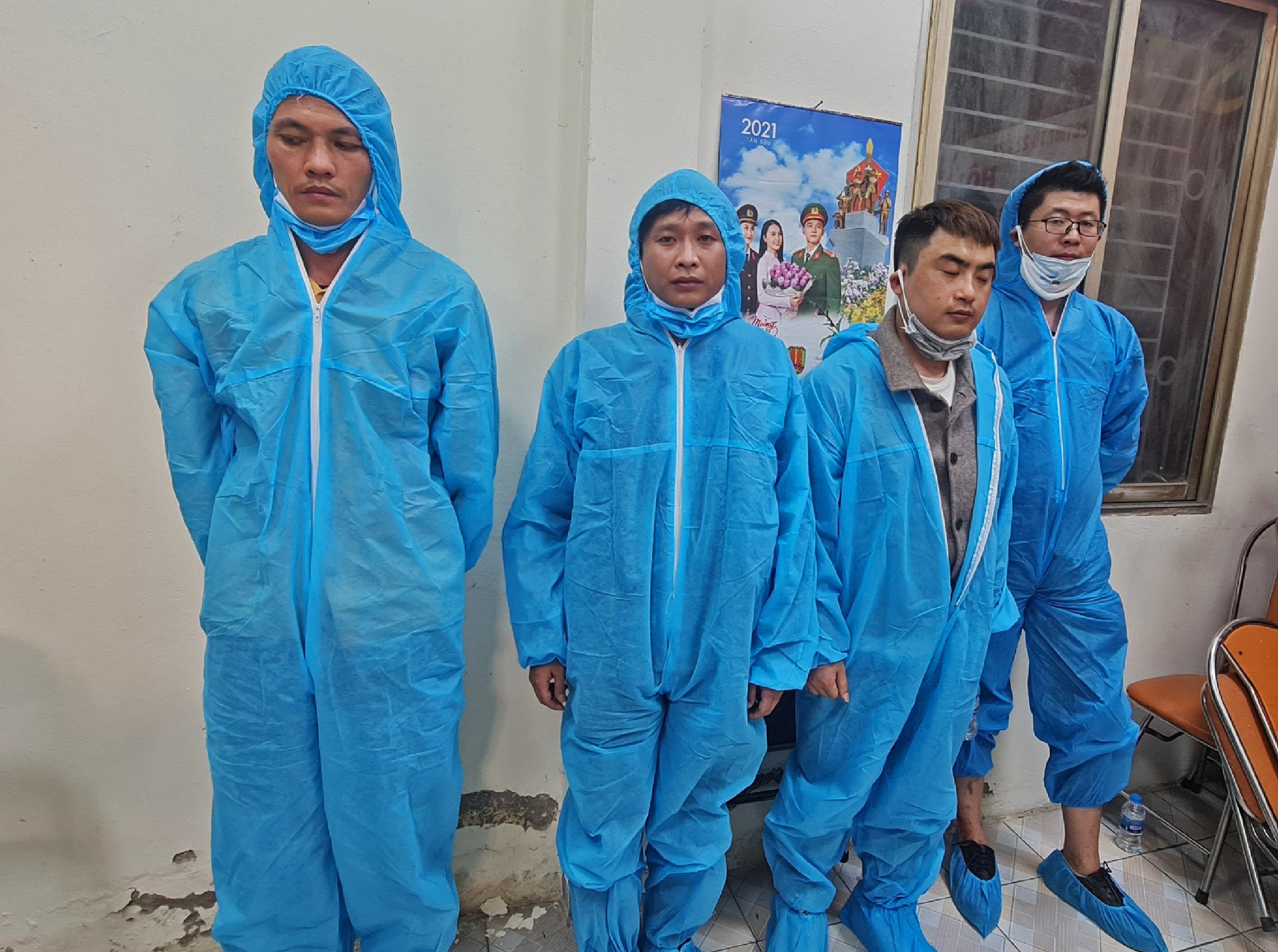 csgt ngan chan 4 nguoi trung quoc nhap canh trai phep anh 1