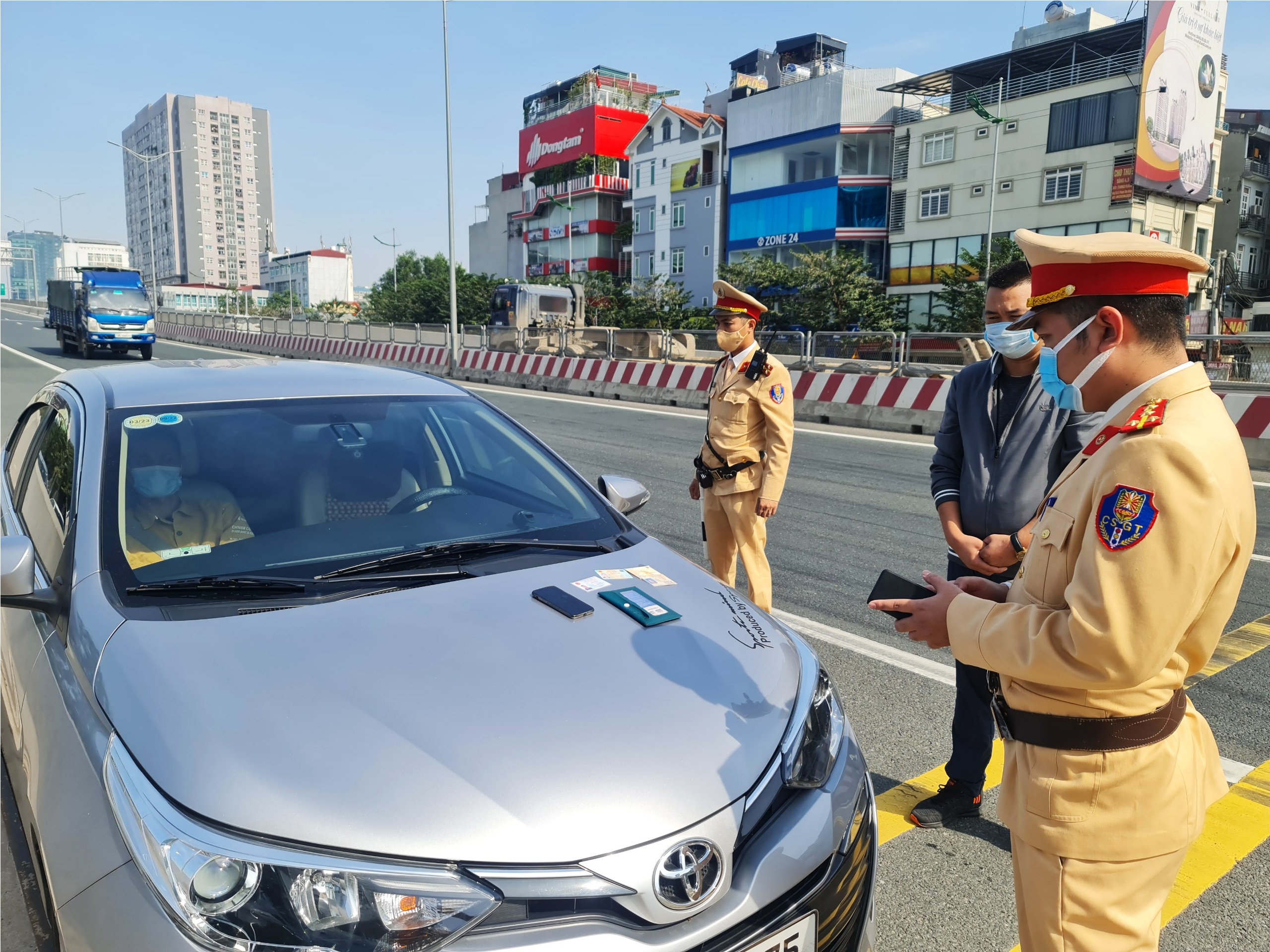 CSGT chan oto cho trai phep 4 nguoi nuoc ngoai vao TP.HCM hinh anh