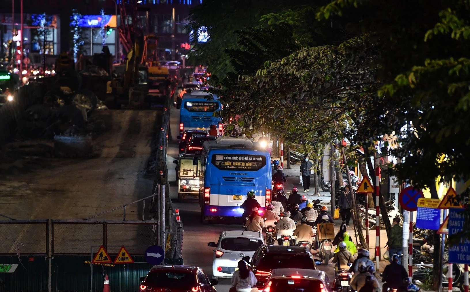 Un tac tai khu vuc xay dung cau vuot hinh chu C hinh anh