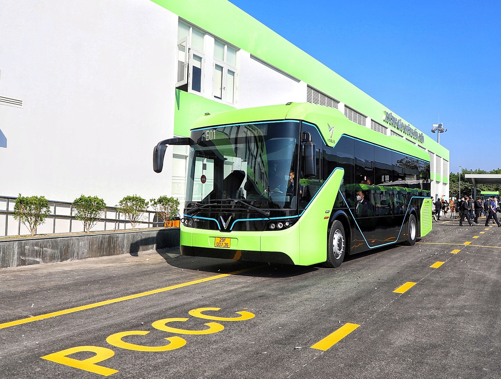 Ha Noi khai truong tuyen xe buyt dien dau tien hinh anh