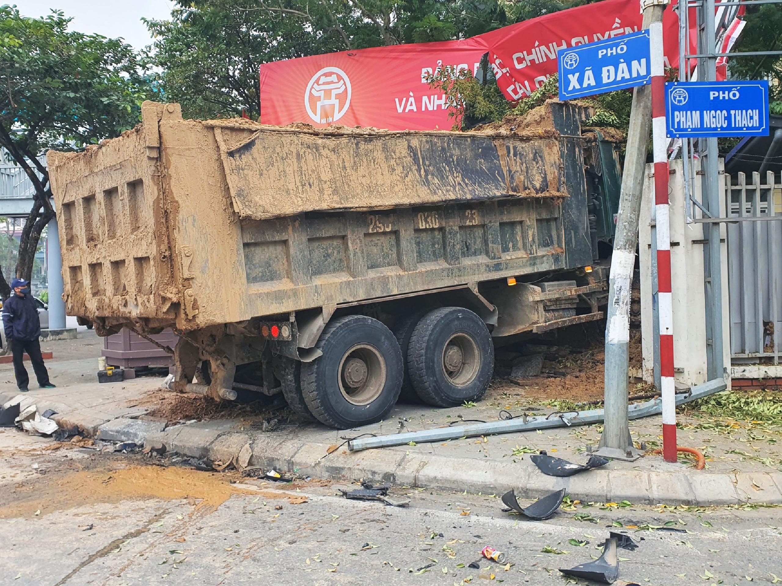 Xe tai huc do tuong truong hoc o Ha Noi hinh anh