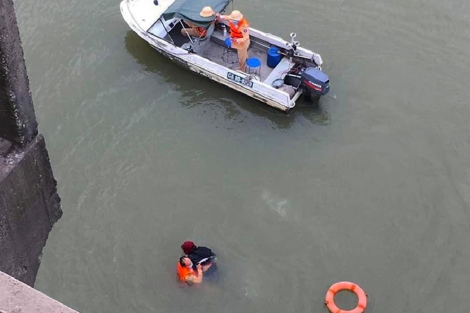 CSGT nhay xuong song cuu nguoi hinh anh