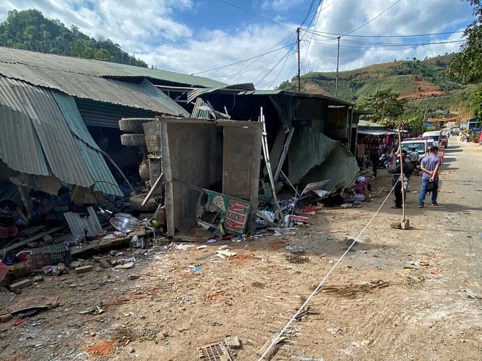 Xe tai lao vao cho lam 2 nguoi tu vong hinh anh