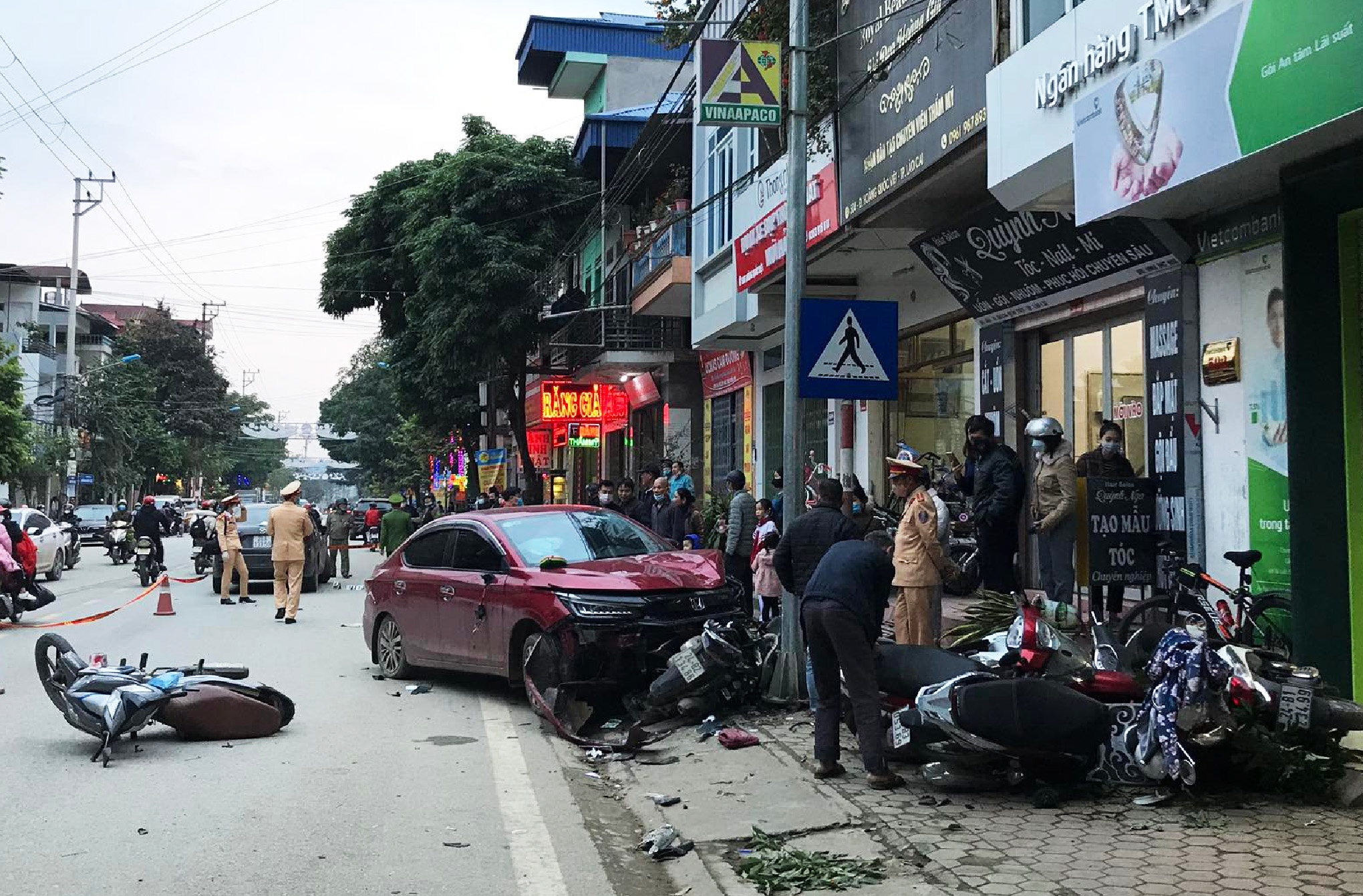 Xe con đâm 8 phương tiện ảnh 1 Xe con dam 8 phuong tien anh 1